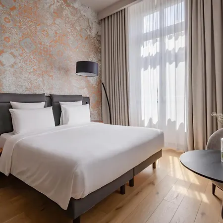 Leonor The Strasburg